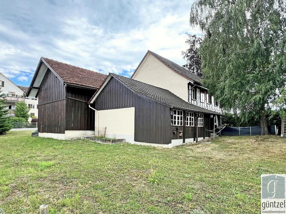 Maison unifamiliale avec deux dépendances et réserve de terrain constructible