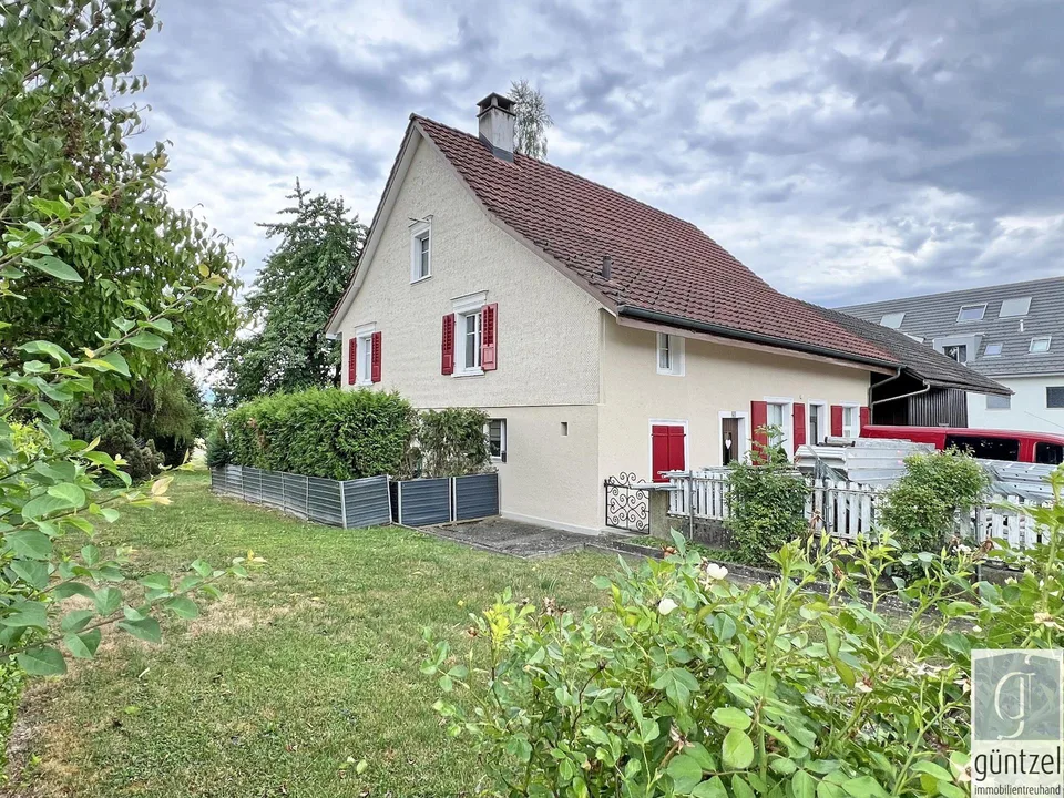 Maison unifamiliale avec deux dépendances et réserve de terrain constructible