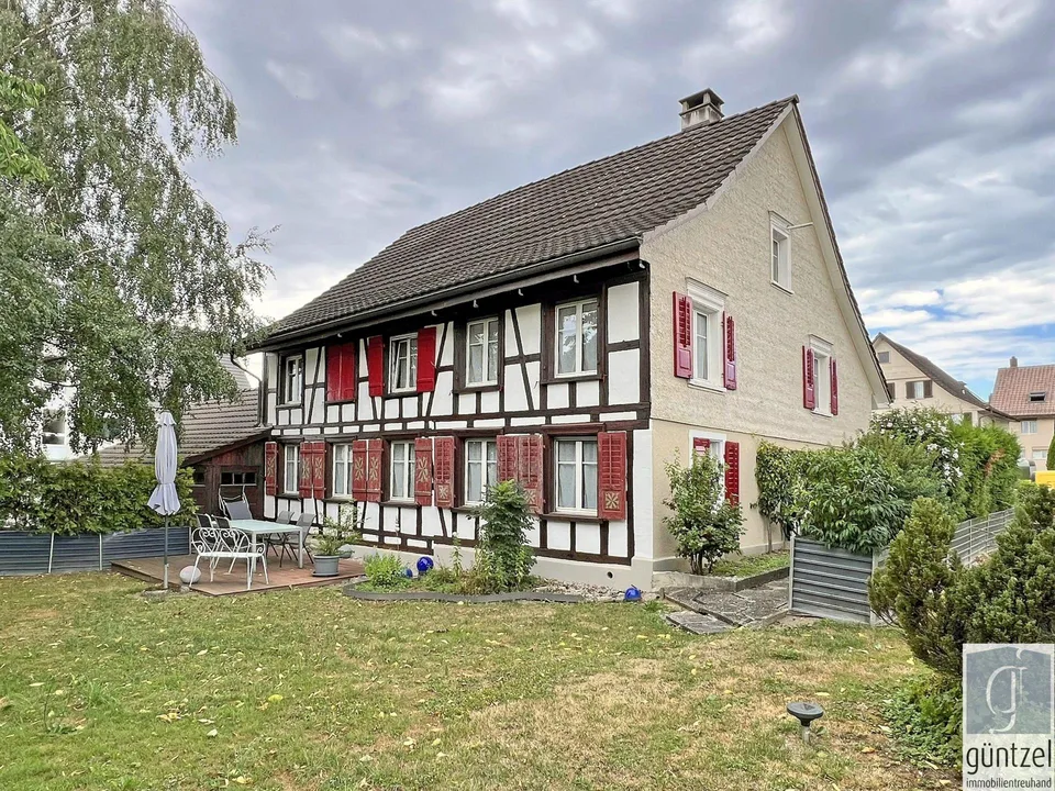 Einfamilienhaus mit zwei Schopfbauten und Baulandreserve