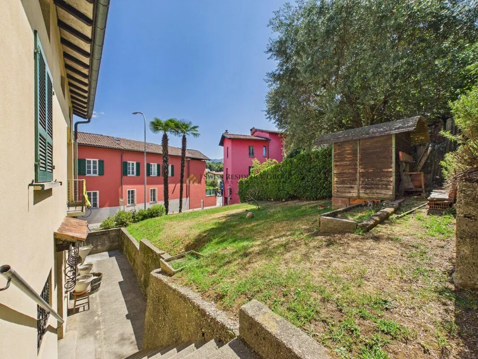 Casa unifamiliare di 7 locali con ufficio, ampio giardino e importa... – foto 15 di 22
