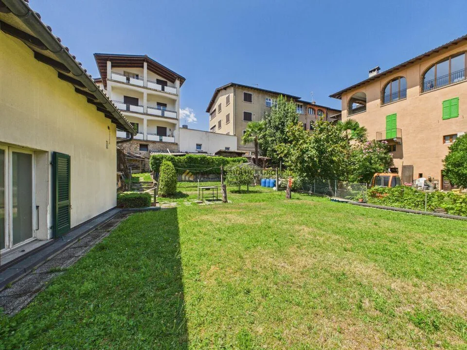 Casa unifamiliare di 7 locali con ufficio, ampio giardino e importa... – foto 21 di 22