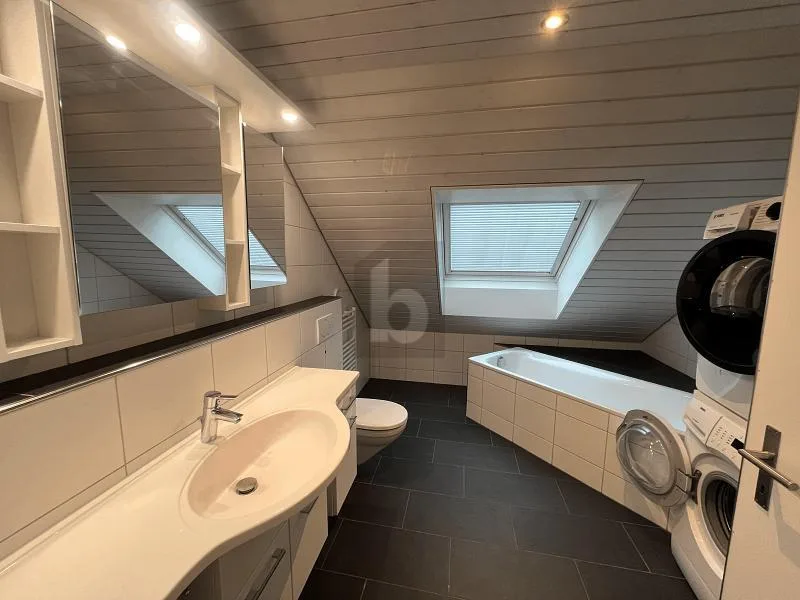LICHTDURCHFLUTET UND MODERN AN PRIVATER LAGE