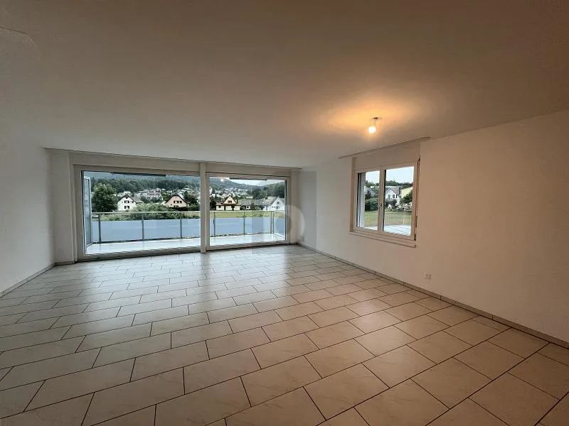 LICHTDURCHFLUTET UND MODERN AN PRIVATER LAGE