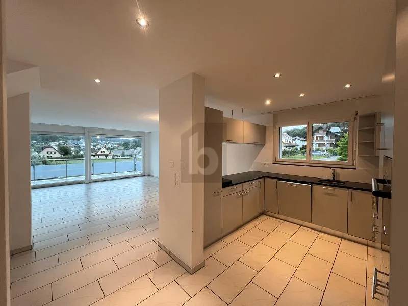 LICHTDURCHFLUTET UND MODERN AN PRIVATER LAGE