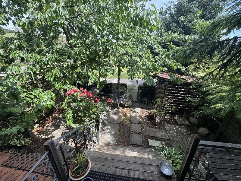 RUHIG, GRÜN UND SONNIG MIT GARTENSITZPLATZ