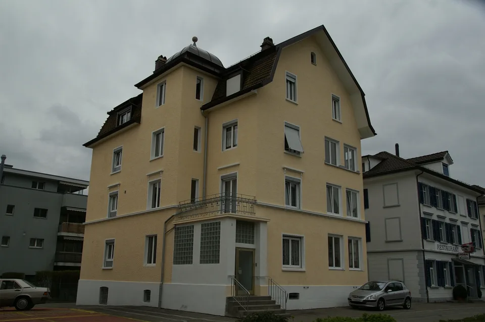 moderne und helle Wohnung im Altbau mit grossem Balkon, Nähe Zentrum