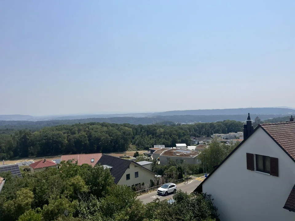 Frisch sanierte Maisonette-Wohnung mit zwei Balkonen