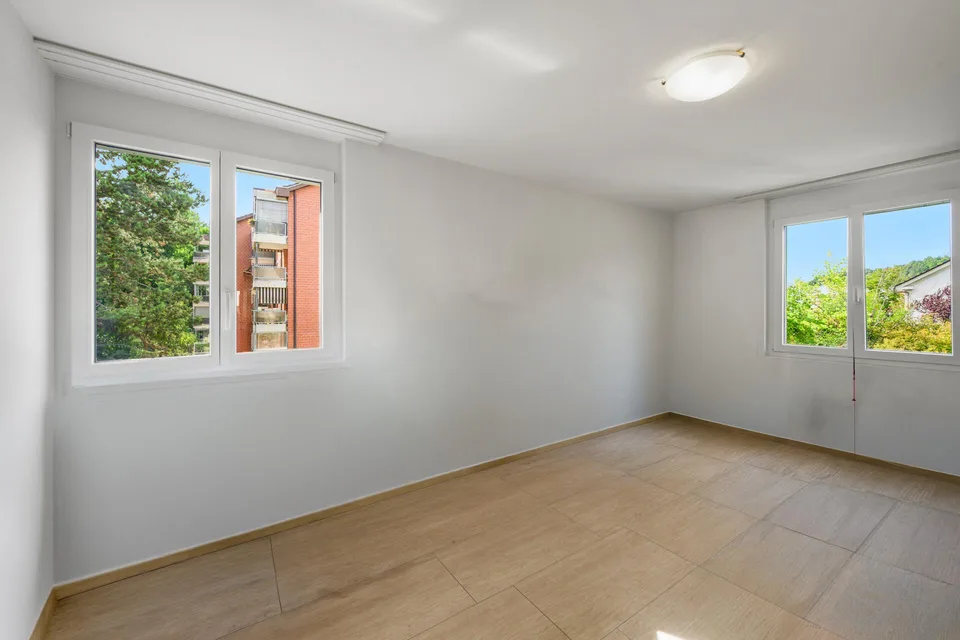 Nur wenige Schritte zum Bahnhof Moderne 4.5-Zimmerwohnung mit hochwe – Foto 9 von 13
