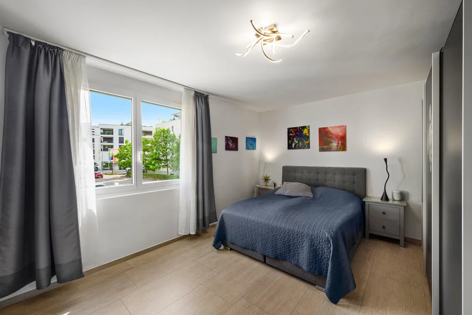 Nur wenige Schritte zum Bahnhof Moderne 4.5-Zimmerwohnung mit hochwe – Foto 8 von 13