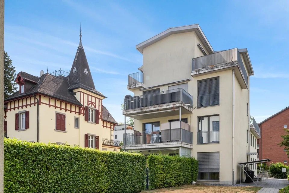 Nur wenige Schritte zum Bahnhof – Moderne 4.5-Zimmerwohnung mit hoc...