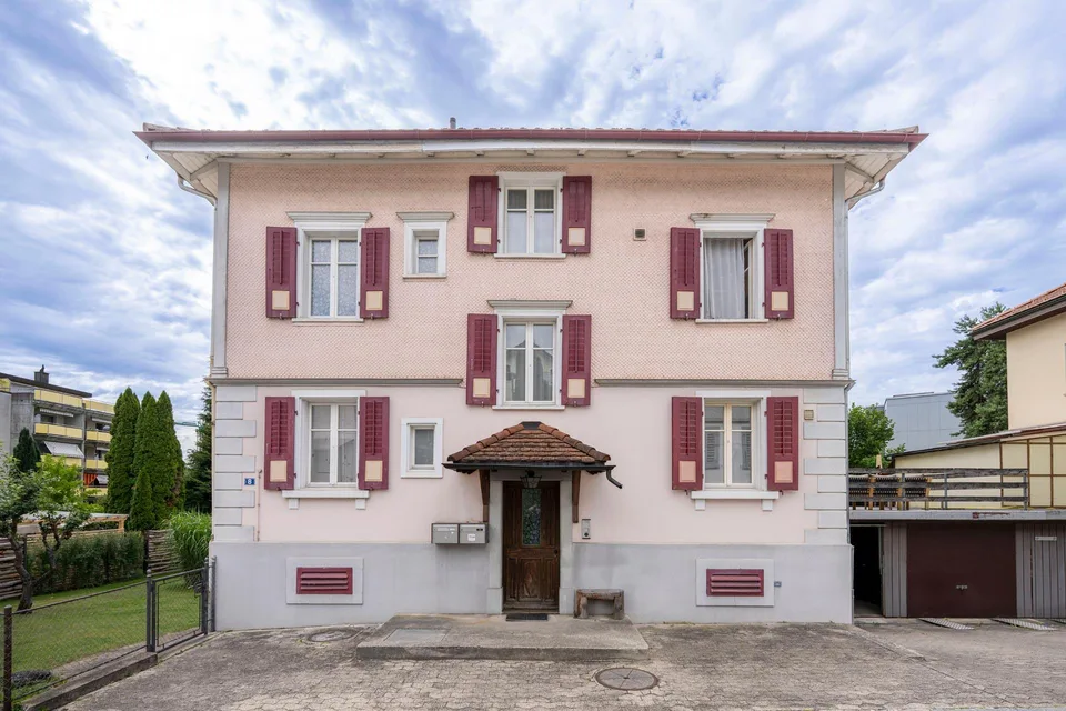 Single-family house with separate apartment