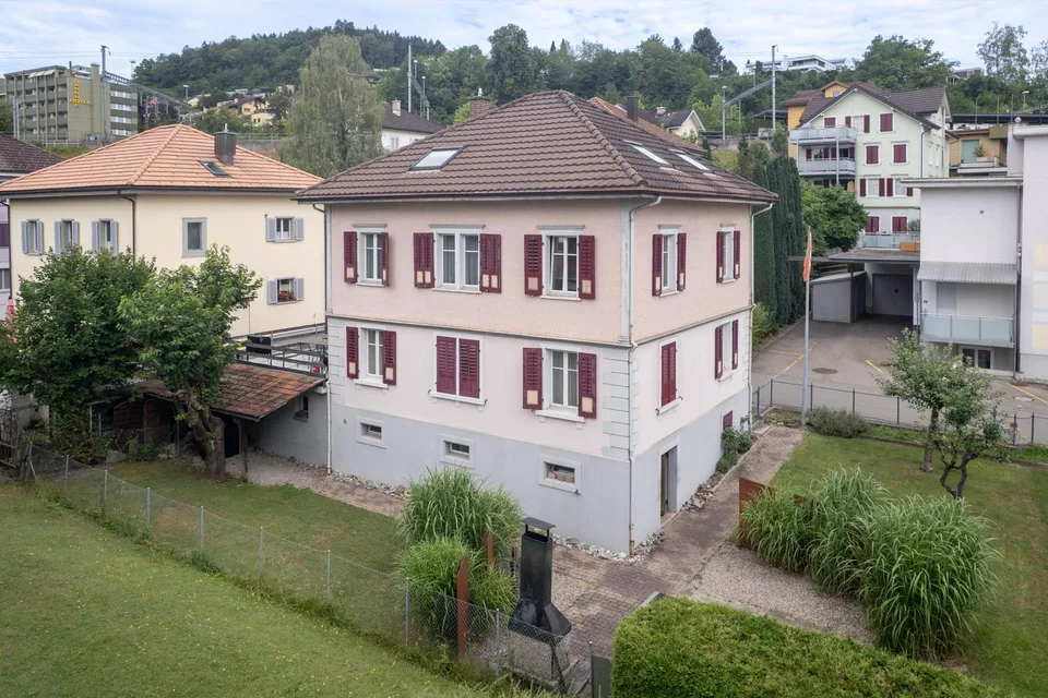 Single-family house with separate apartment