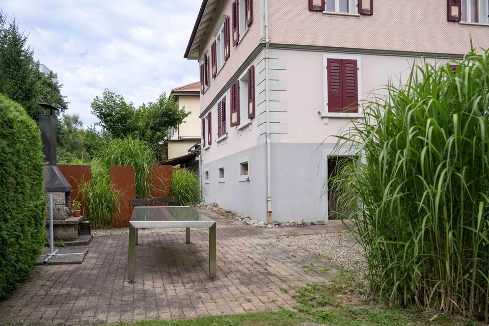 Single-family house with separate apartment