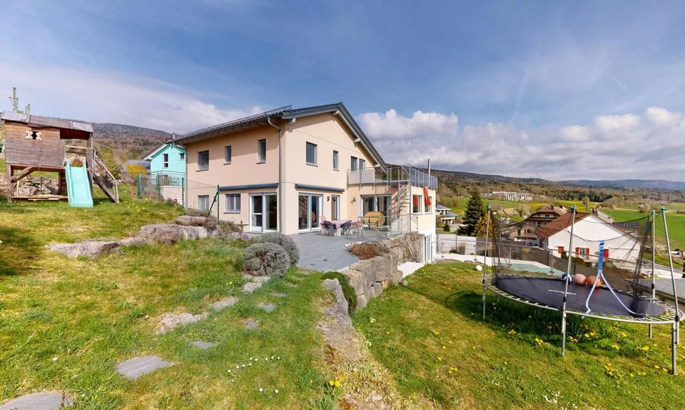 Maison passive avec studio, piscine et vue dégagée