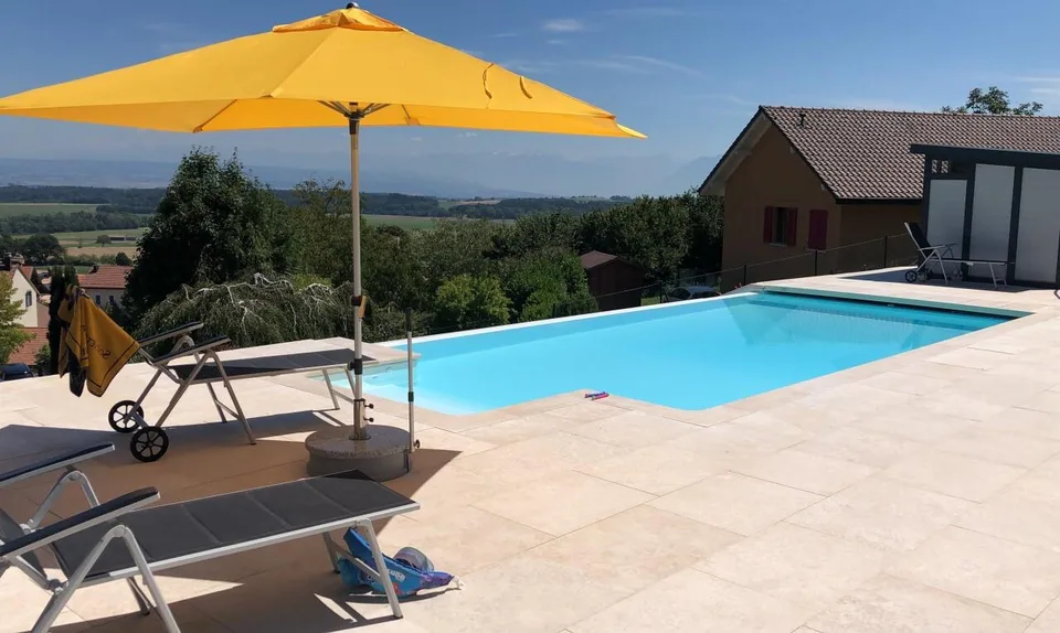 Maison passive avec studio, piscine et vue dégagée