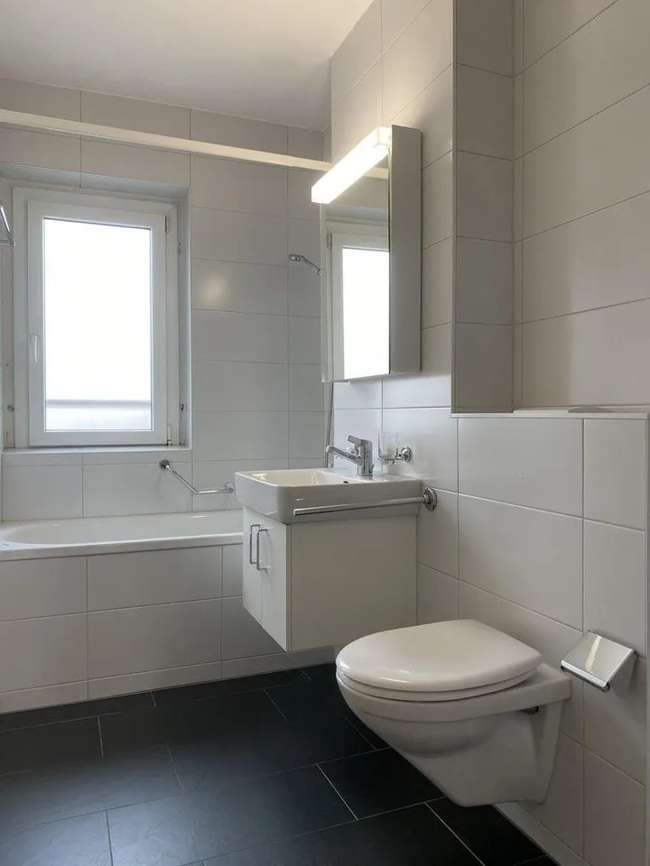 Moderne Wohnung mit Balkon an zentraler Lage in Bern