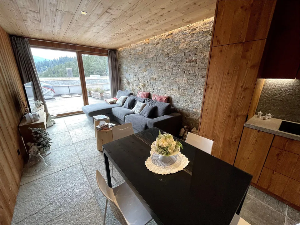 Vista aperta mozzafiato tra legno e pietra
