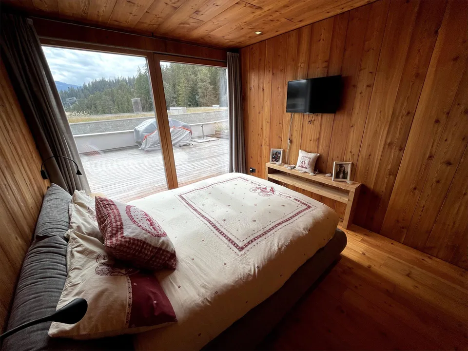 Vista aperta mozzafiato tra legno e pietra