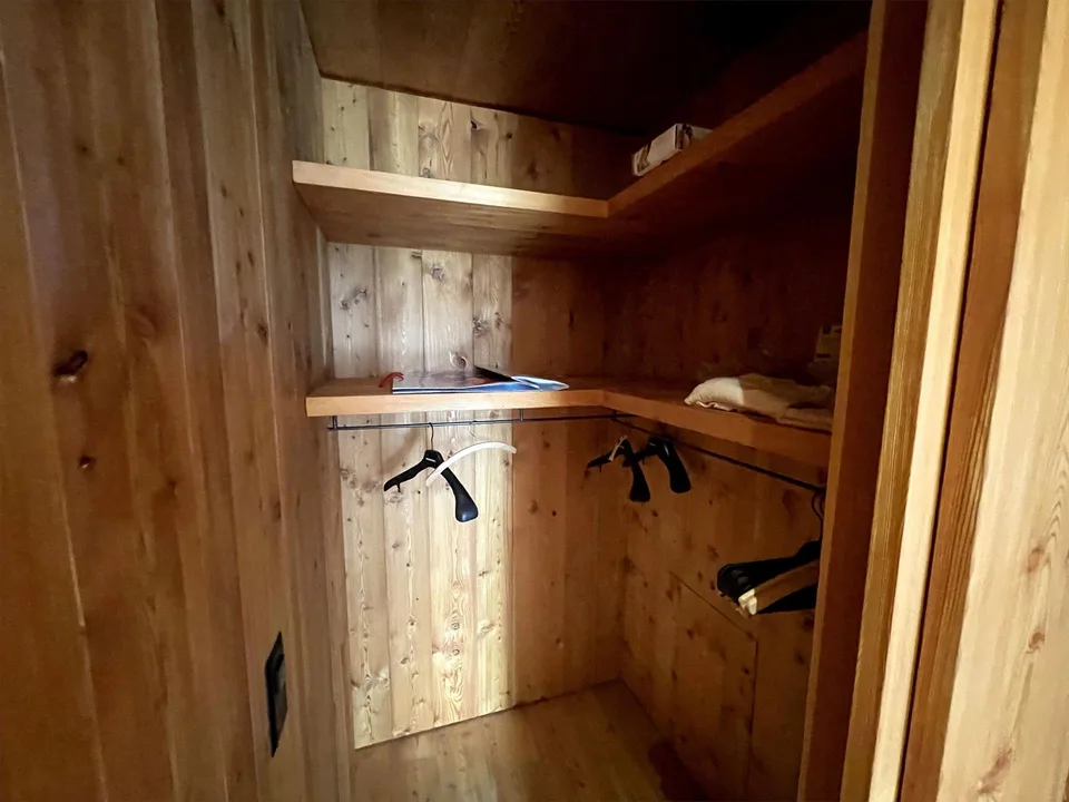 Vista aperta mozzafiato tra legno e pietra