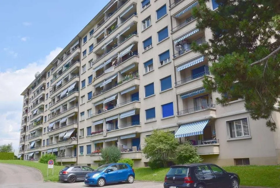 Place de parc extérieure proche de la gare de Renens