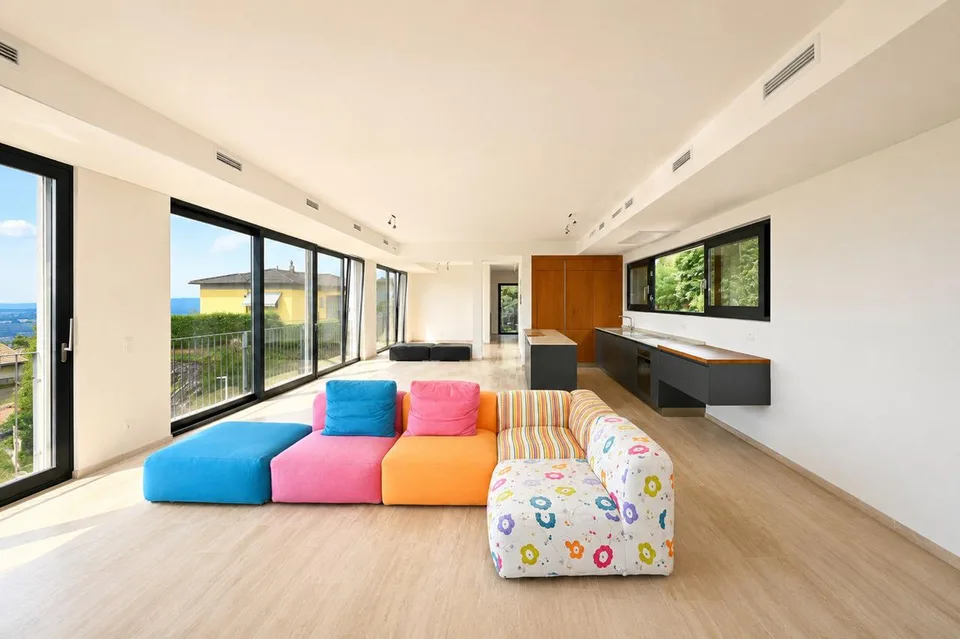 Villa contemporaine immergée dans le vert avec vue panoramique