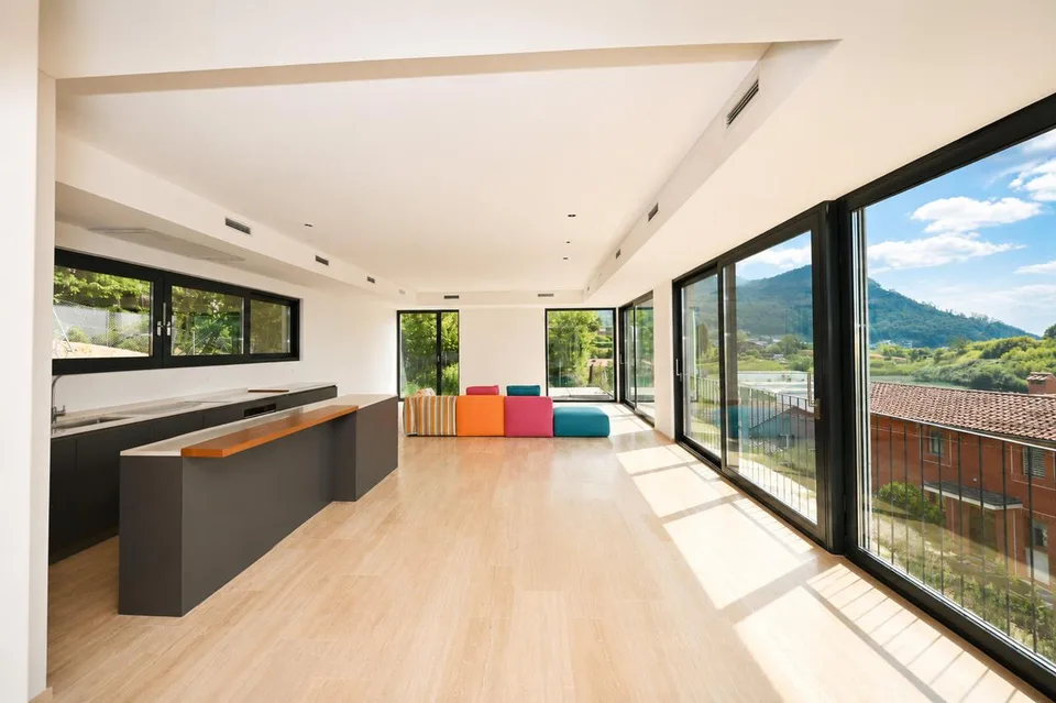 Villa contemporaine immergée dans le vert avec vue panoramique