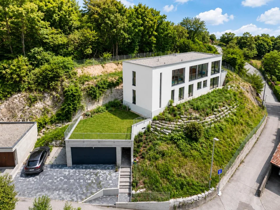 Villa contemporaine immergée dans le vert avec vue panoramique