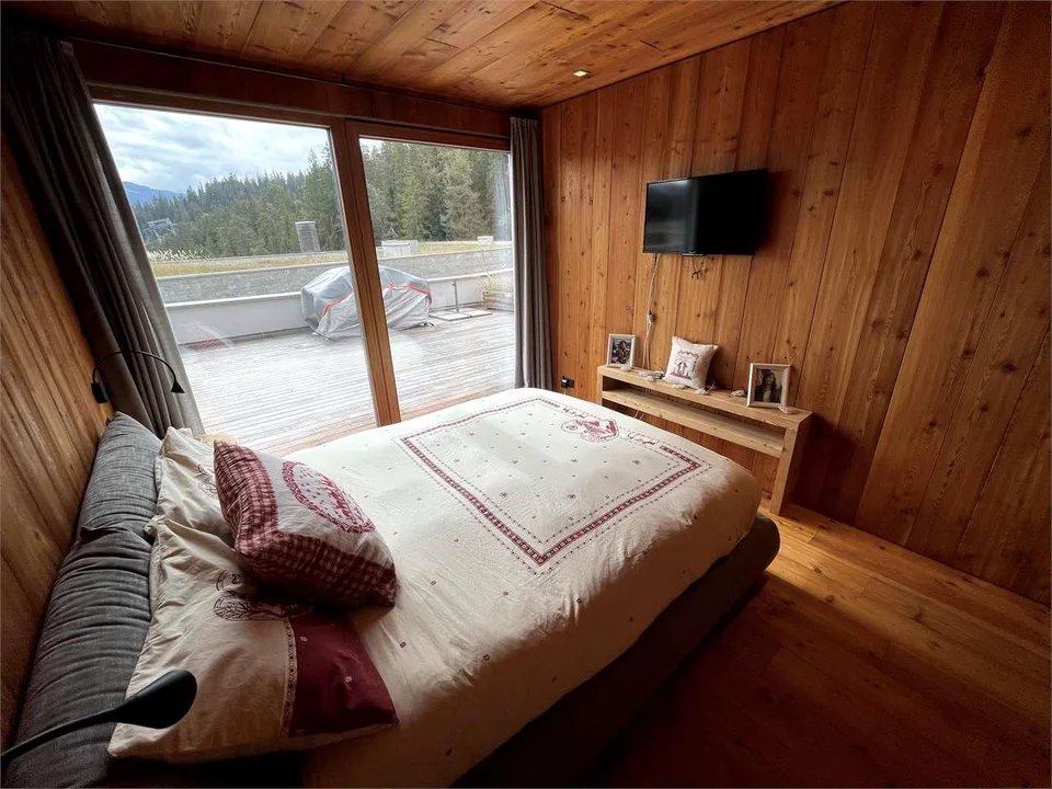 Beraubender offener Blick zwischen Holz und Stein