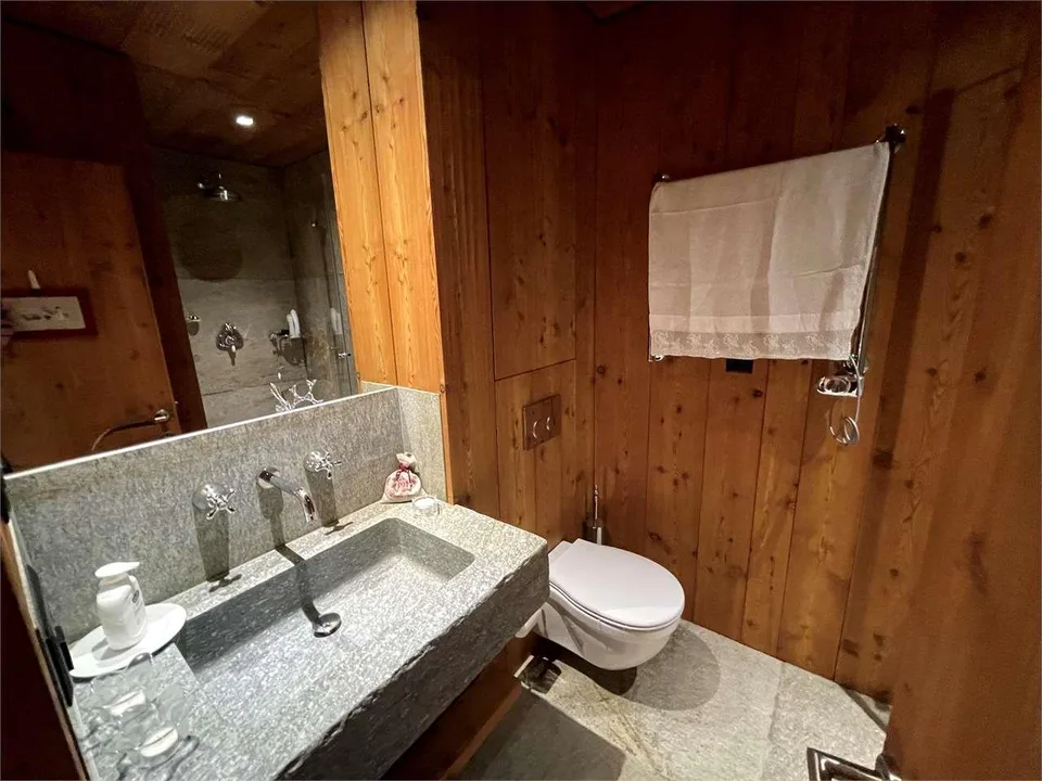 Beraubender offener Blick zwischen Holz und Stein – foto 9 di 11