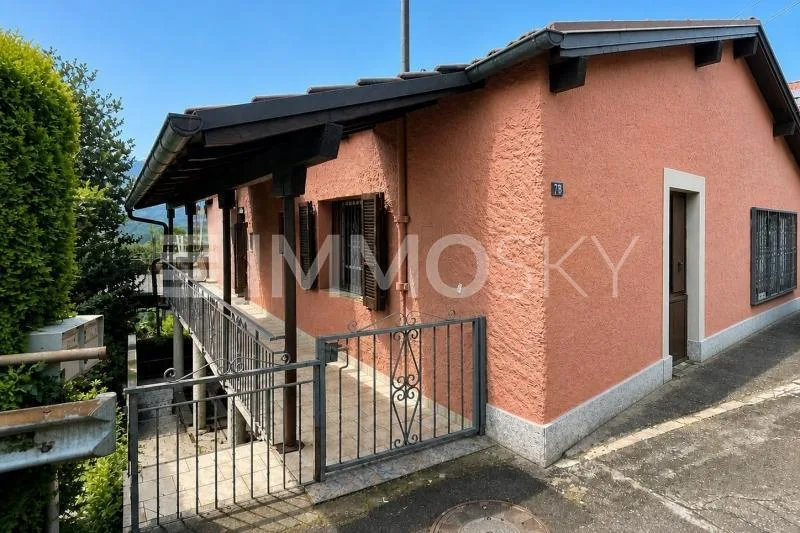 Casa bifamiliare in zona residenziale soleggiata