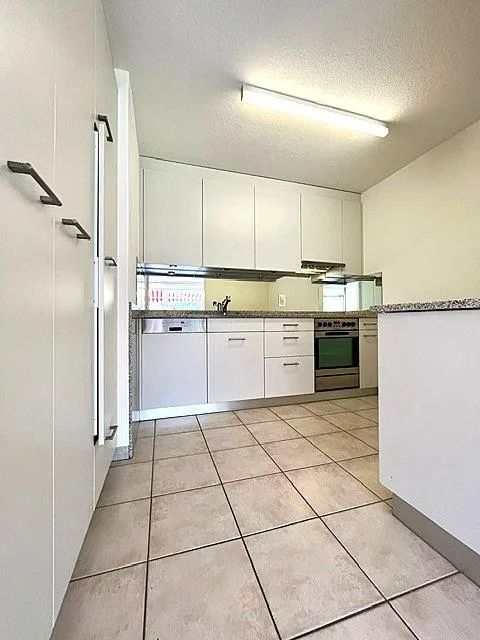 Neu renovierte Wohnung mit Cheminée auf oberster Etage