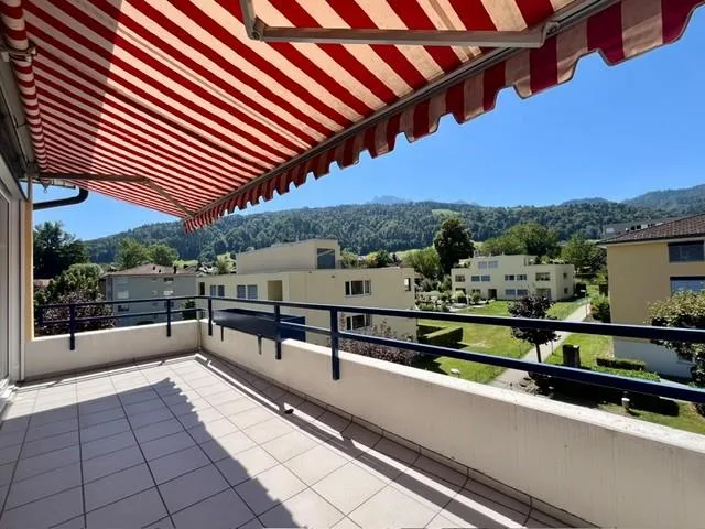 Neu renovierte Wohnung mit Cheminée auf oberster Etage – photo 10 of 11