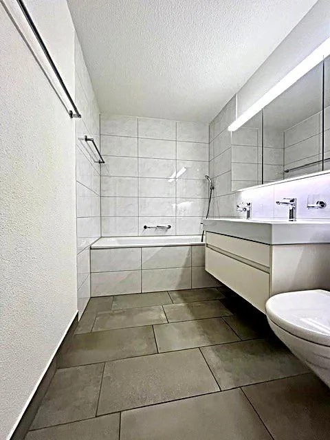 Neu renovierte Wohnung mit Cheminée auf oberster Etage – photo 6 of 11