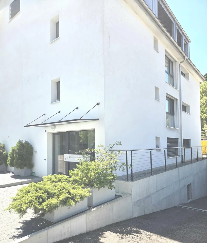 Moderne, sonnige Eigentumswohnung mit Lift zu vermieten
