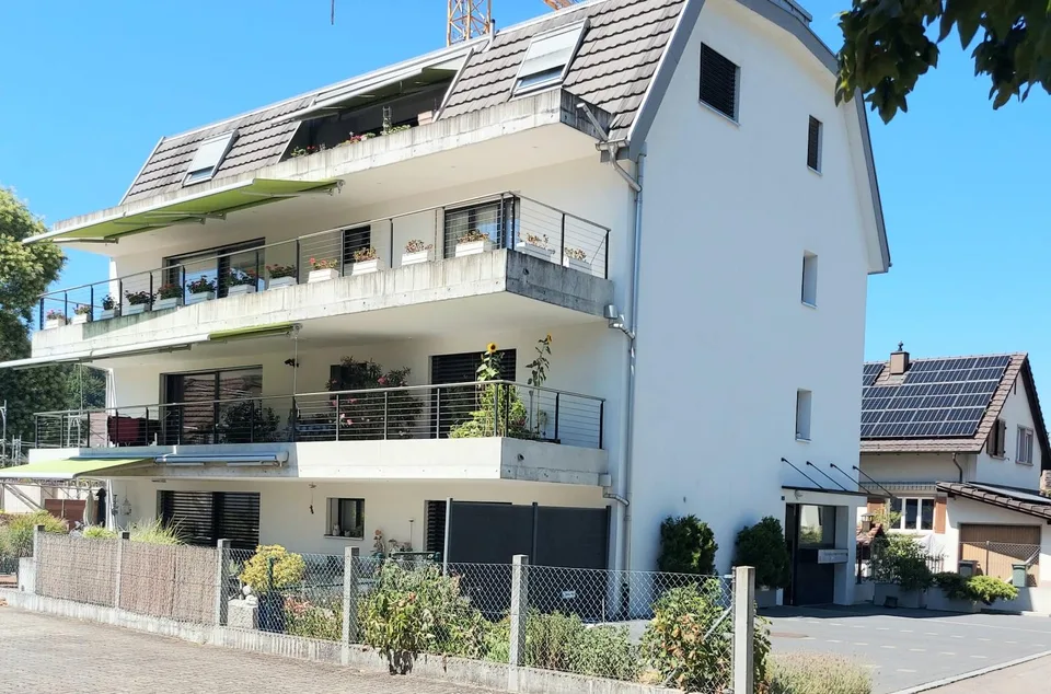 Moderne, sonnige Eigentumswohnung mit Lift zu vermieten