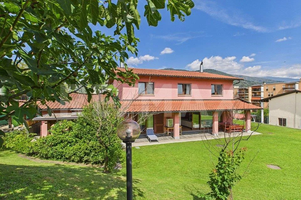 Villa indipendente con grande giardino e grottino caratteristico a Taverne