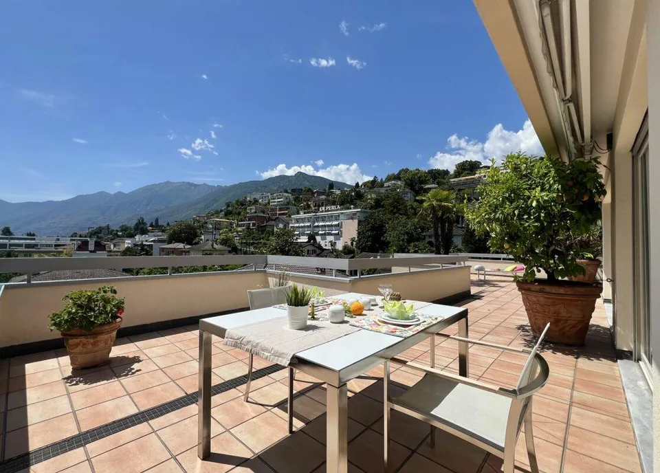 Elegant attic apartment with large sun terrace and community pool - near lake and center of Ascona