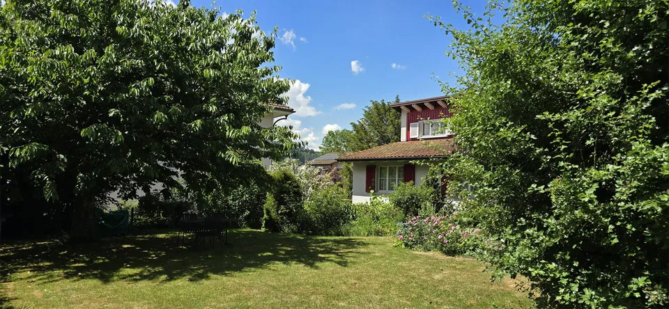 Charmantes Einfamilienhaus an ruhiger Lage mit wunderschönem Rosengart