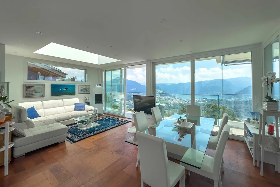 Prestigiosa villa vista lago con piscina a Cademario