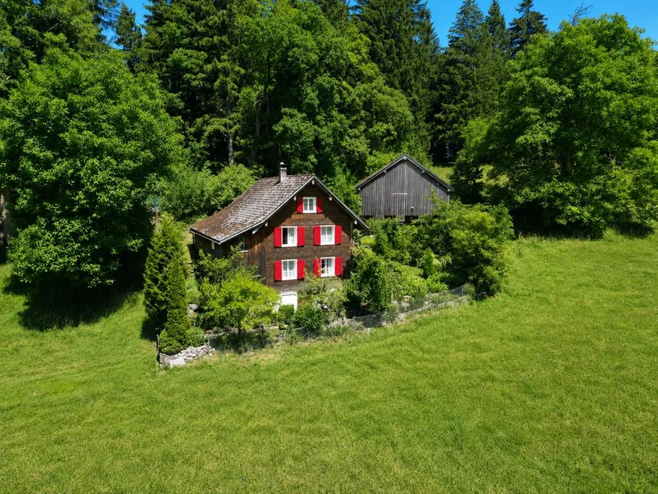 Freistehendes und grosszügiges Wochenend- und Ferienhaus an sonnige...