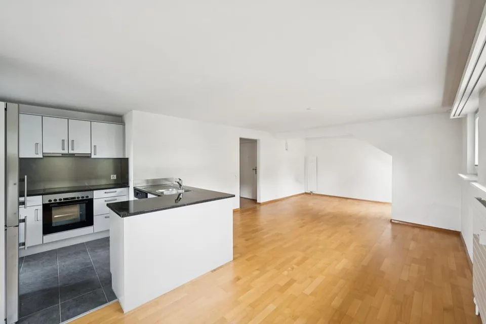 Appartamento mansardato di 4,5 locali bellissimo - vicino all'ISB
