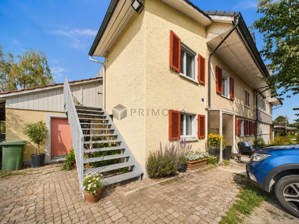 Modernisiertes Zweifamilienhaus mit Weitblick, Doppelgarage und vie...