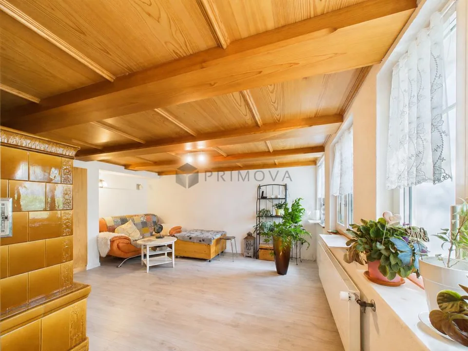 Modernisiertes Zweifamilienhaus mit Weitblick, Doppelgarage und vie...