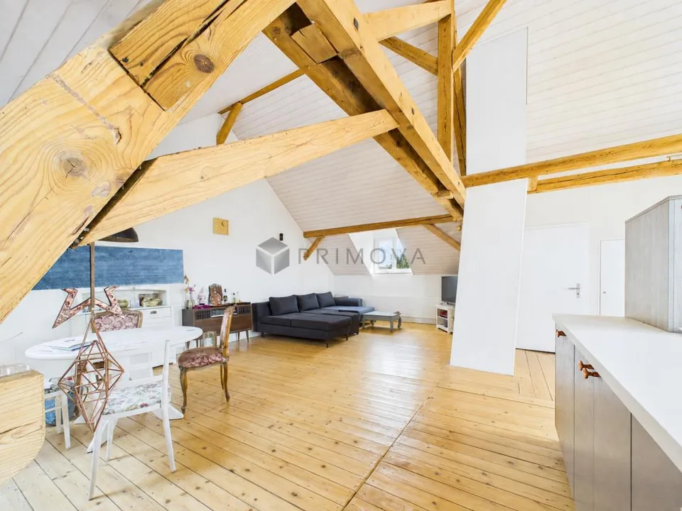 Modernisiertes Zweifamilienhaus mit Weitblick, Doppelgarage und vie...