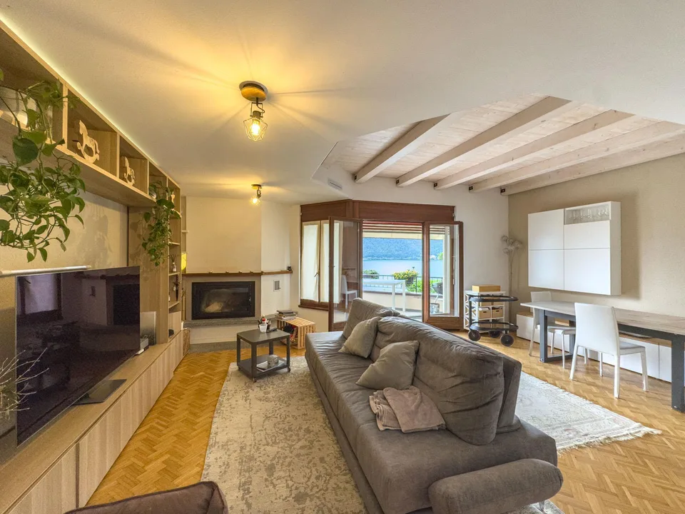Casa gemella vista lago con giardino a Bissone