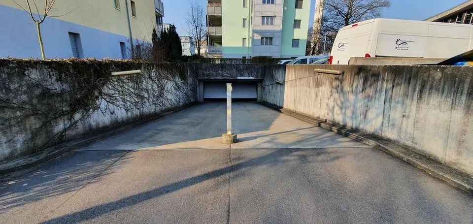 Einstellhallenplatz in zentraler Lage in Suhr zu vermieten
