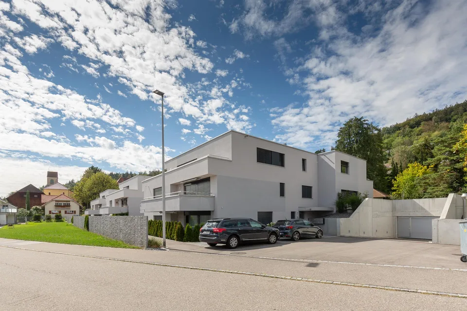 Einstellhallenplätze - auf Wunsch mit Elektroladestelle