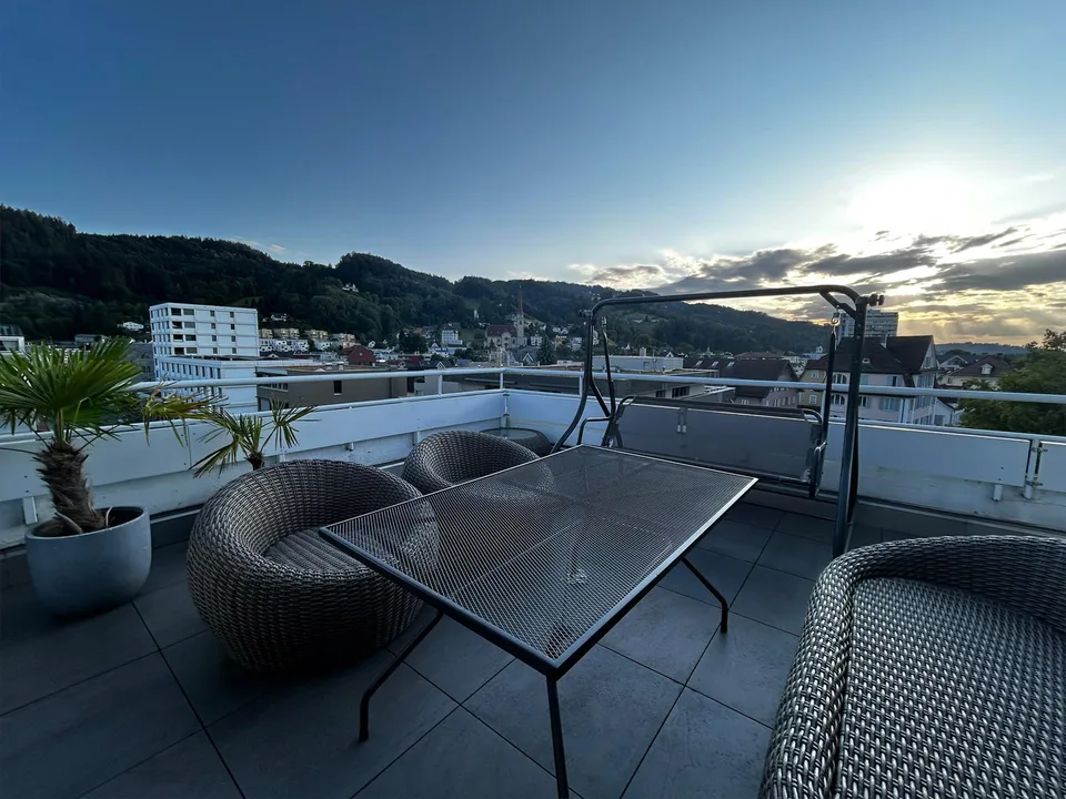 Grosszügige 4.5 Zimmer Attika mit Dachterrasse