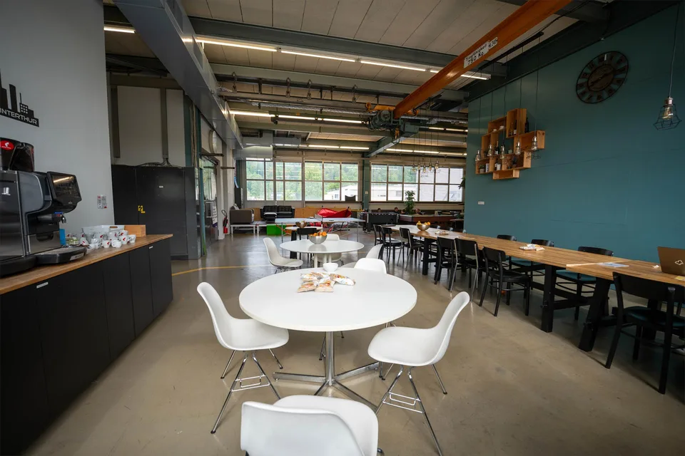 Günstiges Büro in kreativer Fabrikhalle