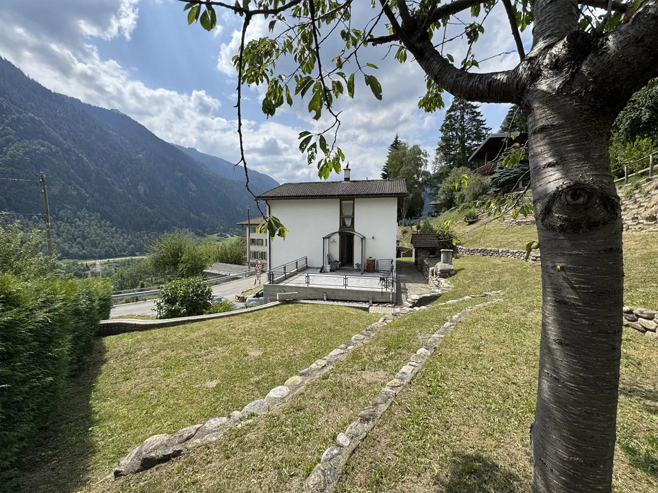 Incantevole casa unifamiliare a Quinto – 6.5 locali con garage e giardino